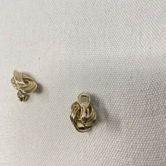 The Jewelry Group TJG Signed Gold Tone Knotted Clip On Statement Earrings Marked - Picture 10 of 15